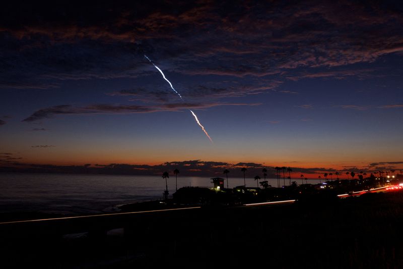 © Reuters. FILE PHOTO: An evening launch of a SpaceX Falcon 9 rocket carrying 20 Starlink V2 Mini satellites, from Space Launch Complex at Vandenberg Space Force Base is seen over the Pacific Ocean from Encinitas, California, U.S., June 23, 2024. REUTERS/Mike Blake/File Photo