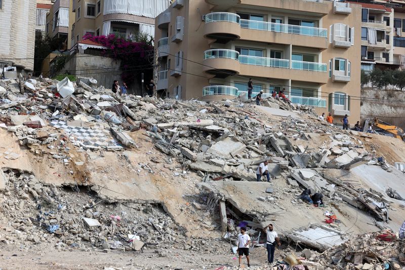 &copy; Reuters. Área atingida por ataque israelense na cidade de Ain Deleb, no Líbanon30/09/2024. REUTERS/Aziz Taher