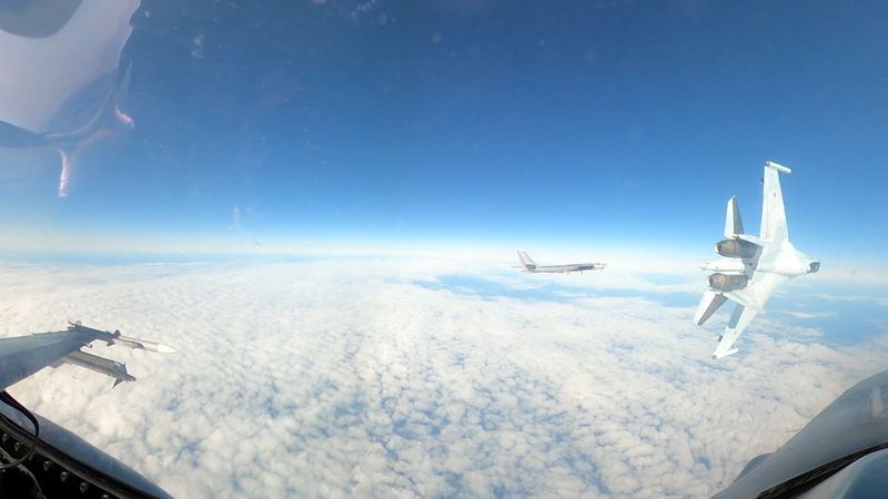 © Reuters. A Russian military aircraft Su-35 flies next to the North American Aerospace Defense Command (NORAD) aircraft, F-16, in the Alaska ADIZ (Air Defense Identification Zone) September 23, 2024, in this handout image. North American Aerospace Defense Command/Handout via REUTERS   