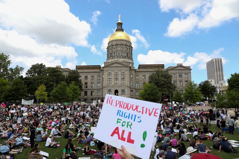 © Reuters. FILE PHOTO: Abortion rights protesters in Atlanta, Georgia, U.S., May 14, 2022. REUTERS/Alyssa Pointer/file photo