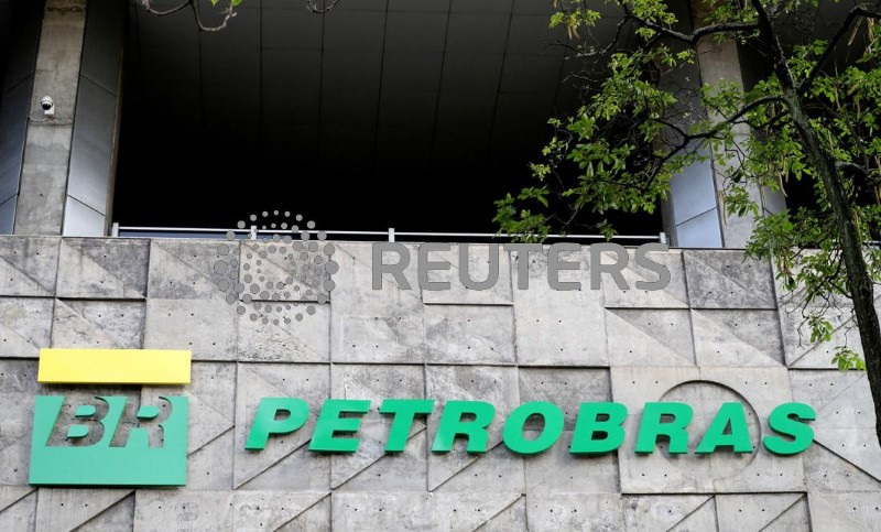 &copy; Reuters. Logo da Petrobras em prédio no Rio de Janeiron16/10/2019nREUTERS/Sergio Moraes