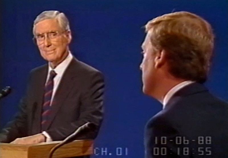 &copy; Reuters. FILE PHOTO: 1988 Vice Presidential Debate - Dan Quayle, Bush’s running mate and Democrat Lloyd Bentsen. REUTERS/via CSPAN/File Photo