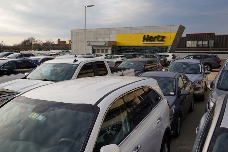 &copy; Reuters. FILE PHOTO: Cars are parked near Hertz car rental signage at John F. Kennedy International Airport in Queens, New York City, U.S., March 30, 2022. REUTERS/Andrew Kelly/File Photo