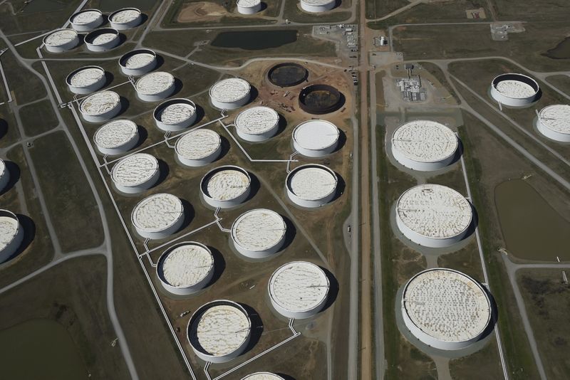 © Reuters. FILE PHOTO: Crude oil storage tanks are seen from above at the Cushing oil hub in Cushing, Oklahoma March 24, 2016. REUTERS/Nick Oxford/File Photo