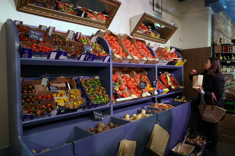 &copy; Reuters. FILE PHOTO: A customer shops for vegetables at gourmet grocery store Andreas, in London, Britain, March 28, 2024. REUTERS/Isabel Infantes/File Photo