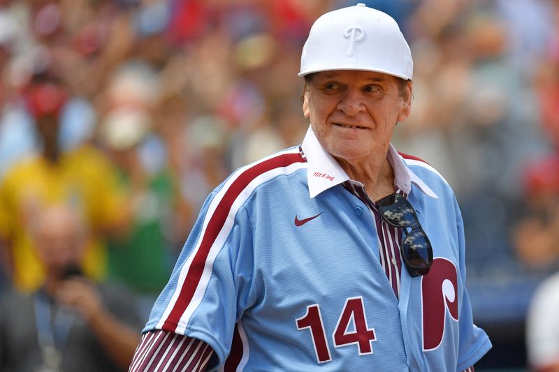 &copy; Reuters. FILE PHOTO: Aug 7, 2022; Philadelphia, Pennsylvania, USA;  Former Philadelphia Phillies great Pete Rose acknowledges the crowd during Alumni Day ceremony before game against the Washington Nationals at Citizens Bank Park. Mandatory Credit: Eric Hartline-U