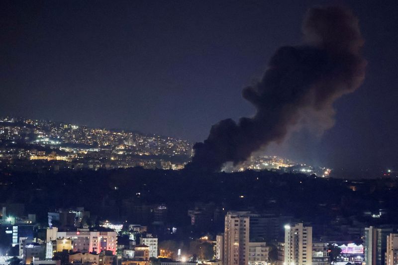 © Reuters. Smoke rises over Beirut's southern suburbs after a strike, amid ongoing hostilities between Hezbollah and Israeli forces, as seen from Sin El Fil, Lebanon, October 1, 2024. REUTERS/Amr Abdallah Dalsh  