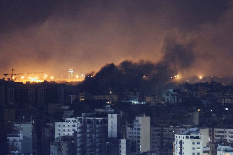 © Reuters. Subúrbios ao sul de Beirute após um ataque israelense, vistos de Sin El Fil, Líbano
01/10/2024
REUTERS/Amr Abdallah Dalsh