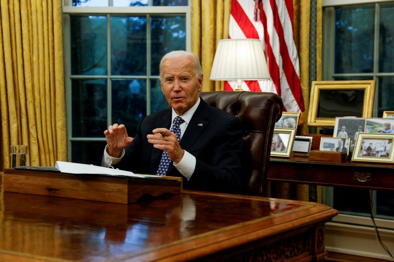 &copy; Reuters. U.S. President Joe Biden provides an update on the Hurricane Helene response and recovery efforts, during remarks in the White House Oval Office in Washington, U.S., September 30, 2024. REUTERS/Evelyn Hockstein