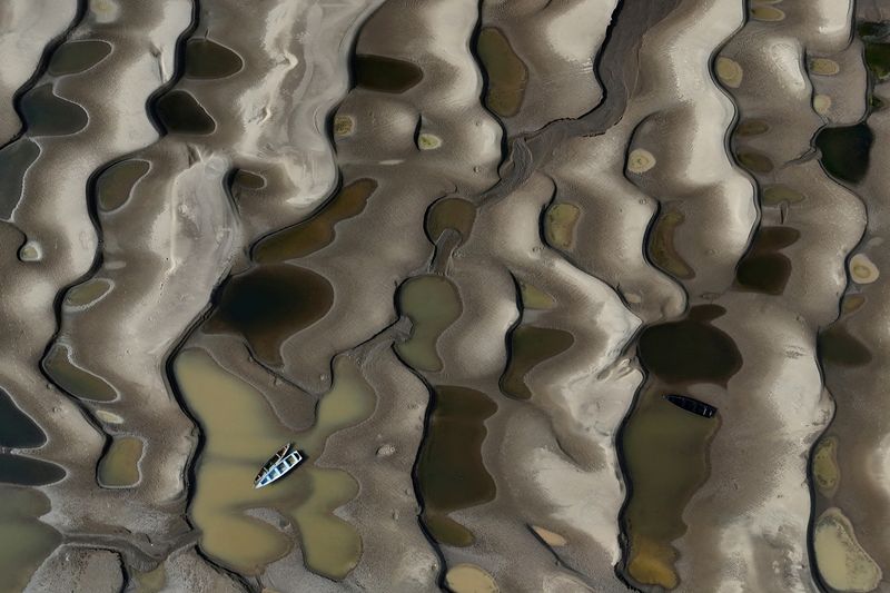 &copy; Reuters. A drone view shows stranded boats over the sandbanks exposed due to drought at the Solimoes River, one of the largest tributaries of the Amazon River, during the most intense and widespread drought Brazil has experienced since records began in 1950, near 