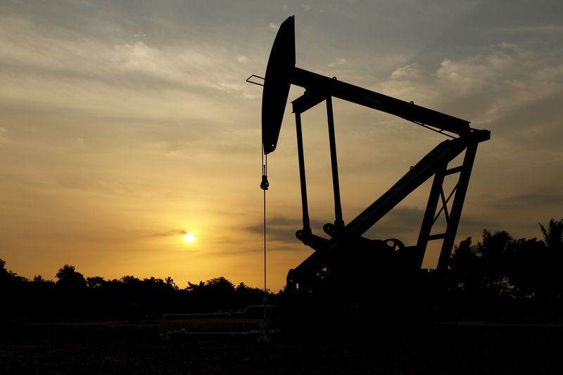 © Reuters. An oil pump is seen in Lagunillas, Ciudad Ojeda, in the state of Zulia, Venezuela, March 18, 2015. REUTERS/Isaac Urrutia/File Photo