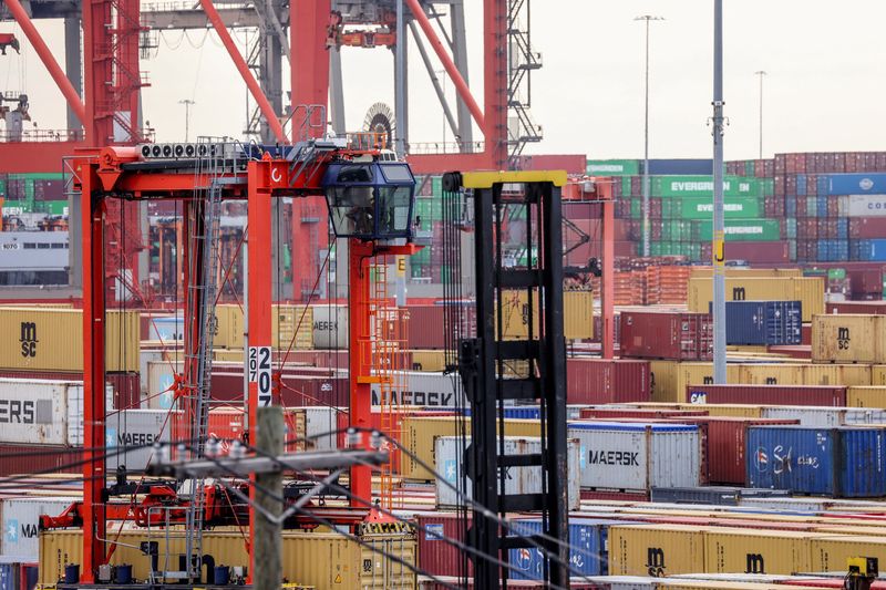 © Reuters. A worker moves shipping containers at the Port Authority of New York and New Jersey in Newark, New Jersey, U.S., September 30, 2024. REUTERS/Caitlin Ochs