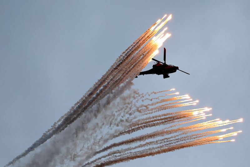 © Reuters. A South Korean army Apache helicopter fires flares during a celebration to mark 76th anniversary of Korea Armed Forces Day, in Seongnam, South Korea, October 1, 2024. REUTERS/Kim Hong-Ji/Pool