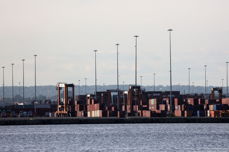 &copy; Reuters. Shipping containers are loaded onto trucks at the Port Authority of New York and New Jersey in, Newark, New Jersey, U.S., September 30, 2024. REUTERS/Caitlin Ochs