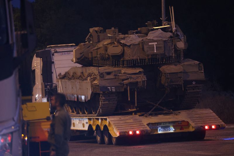 &copy; Reuters. Un carro armato dell'esercito israeliano viene trasportato durante le ostilità transfrontaliere tra Hezbollah e Israele, nel nord di Israele, 1 ottobre 2024. REUTERS/Jim Urquhart