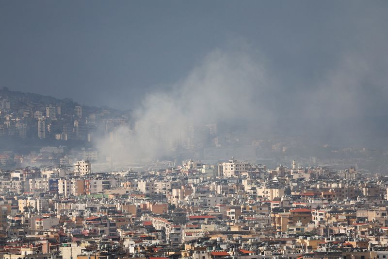 &copy; Reuters. Smoke rises over Beirut's southern suburbs after a strike, amid the ongoing hostilities between Hezbollah and Israeli forces, as seen from Sin El Fil, Lebanon, October 1, 2024. REUTERS/Amr Abdallah Dalsh