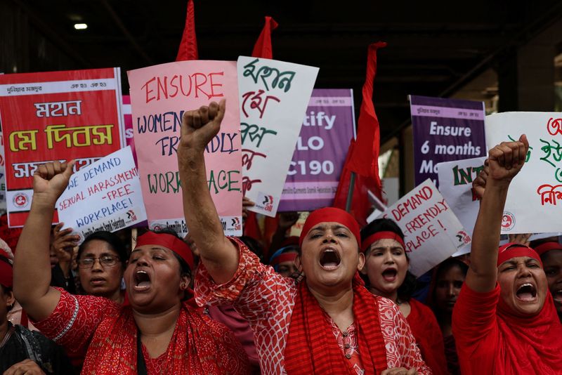 &copy; Reuters. FILE PHOTO: Garment workers shout slogans as they protest to mark May Day in Dhaka, Bangladesh, May 1, 2024. REUTERS/Mohammad Ponir Hossain/File Photo