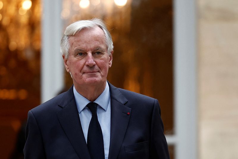 &copy; Reuters. Il premier francese Michel Barnier arriva per una foto con i membri del nuovo governo durante una riunione di governo all'Hotel Matignon a Parigi, Francia, 27 settembre 2024. REUTERS/Benoit Tessier