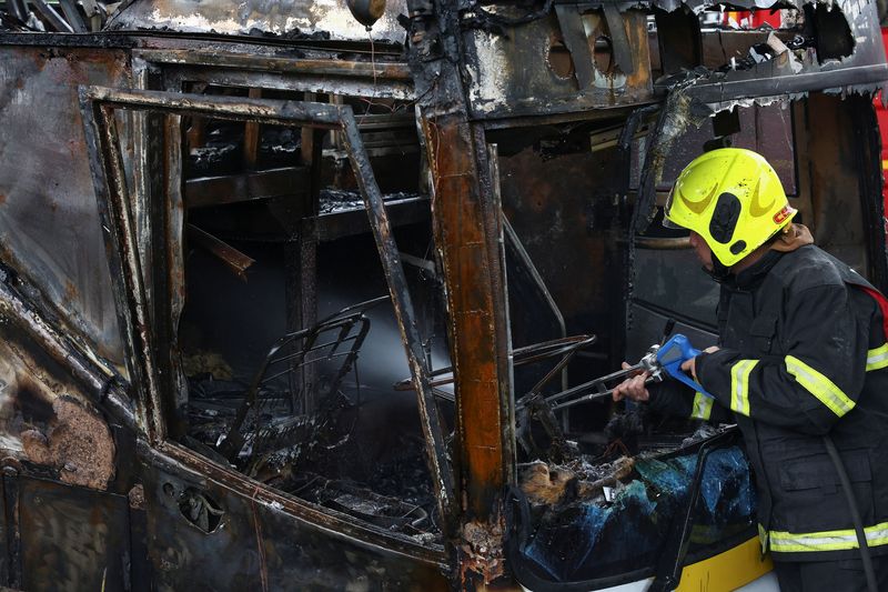 &copy; Reuters. Firefighter works to extinguish a burning bus that was carrying teachers and students from Wat Khao Phraya school, reportedly killing almost a dozen, on the outskirts of Bangkok, Thailand, October 1, 2024. REUTERS/Chalinee Thirasupa