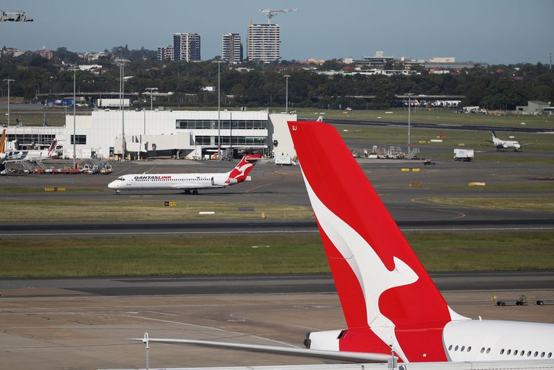 &copy; Reuters. FILE PHOTO: Qantas planes are seen at Kingsford Smith International Airport, following the coronavirus outbreak, in Sydney, Australia, March 18, 2020. REUTERS/Loren Elliott/File photo