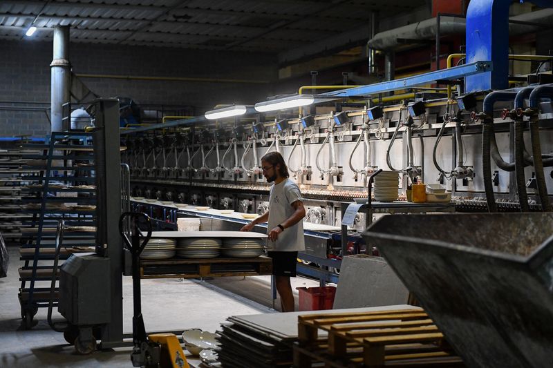 © Reuters. FILE PHOTO: An employee works at a ceramics factory, in Citta di Castello, Italy, August 30, 2022. REUTERS/Jennifer Lorenzini/File Photo