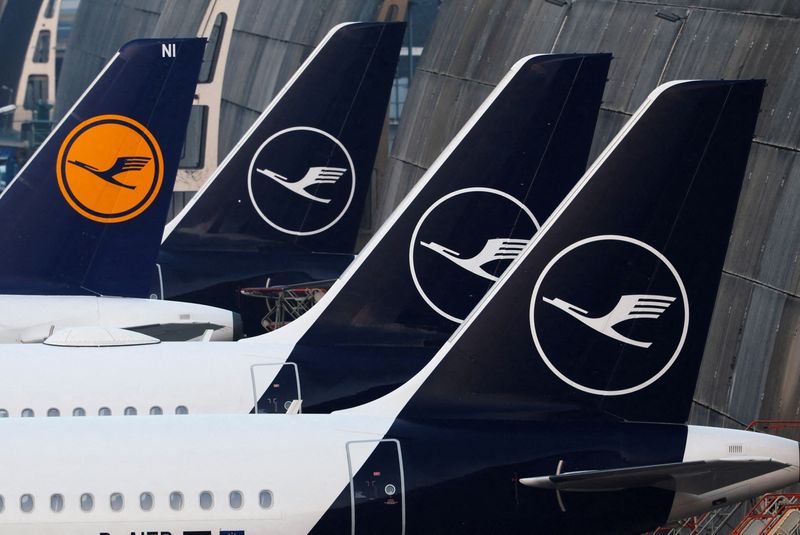 © Reuters. FILE PHOTO: Lufthansa planes are parked as Frankfurt airport is closed to passengers with scheduled departures due to a strike by the Verdi union in Frankfurt, Germany, March 7, 2024. REUTERS/Kai Pfaffenbach/File Photo