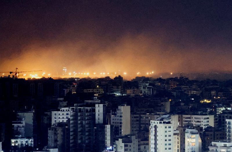 &copy; Reuters. Il fumo si alza sui sobborghi meridionali di Beirut dopo un attacco, tra le ostilità in corso tra Hezbollah e le forze israeliane, visto da Sin El Fil, Libano, 1 ottobre 2024. REUTERS/Amr Abdallah Dalsh