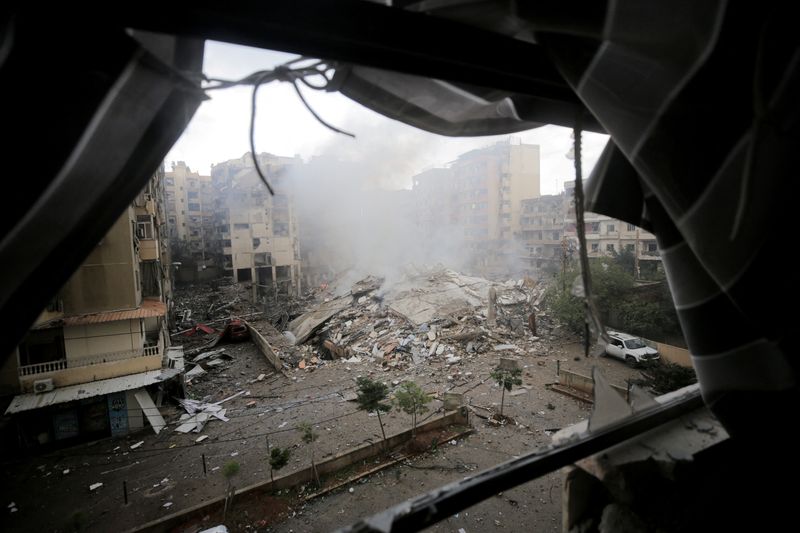 © Reuters. A general view shows damaged buildings, in the aftermath of Israeli strikes on Beirut's southern suburbs, Lebanon October 1, 2024.  REUTERS/Ali Alloush