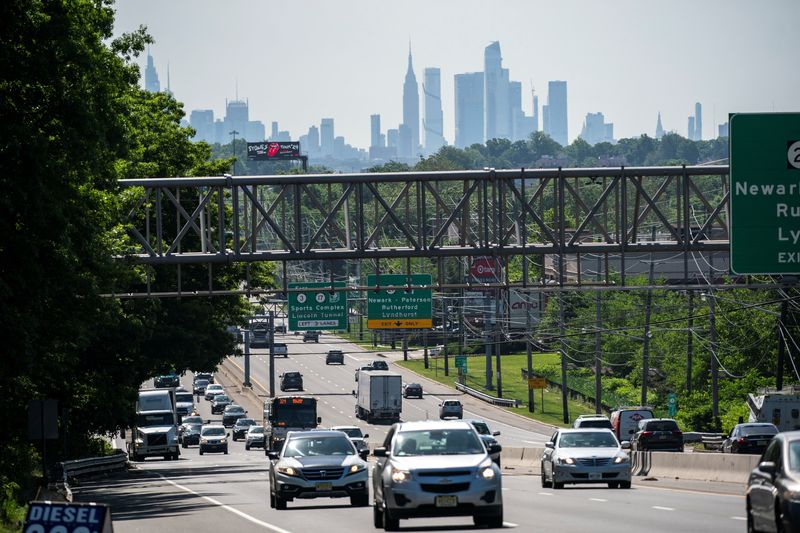 &copy; Reuters. Cars drive along a highway during the Memorial Day weekend while the New York Skyline and the Empire State Building are seen in the background in Clifton, New Jersey, U.S. May 24, 2024.  REUTERS/Eduardo Munoz/File Photo