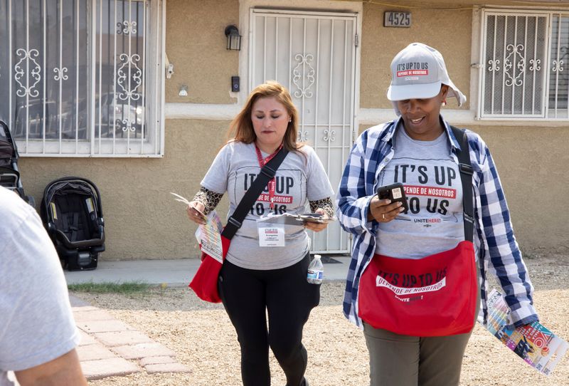 © Reuters. FILE PHOTO: Culinary Workers Union Local 226 members Evangelina Alaniz and Yunet Gonzalez canvas door-to-door in Las Vegas, Nevada, U.S., September 10, 2024.  REUTERS/Ronda Churchill/File Photo