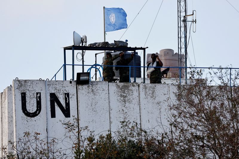 &copy; Reuters. Membri delle forze di pace delle Nazioni Unite (UNIFIL) osservano il confine libanese-israeliano mentre si trovano sul tetto di una torre di guardia nella città di Marwahin, nel sud del Libano, 12 ottobre 2023. REUTERS/Thaier Al-Sudani