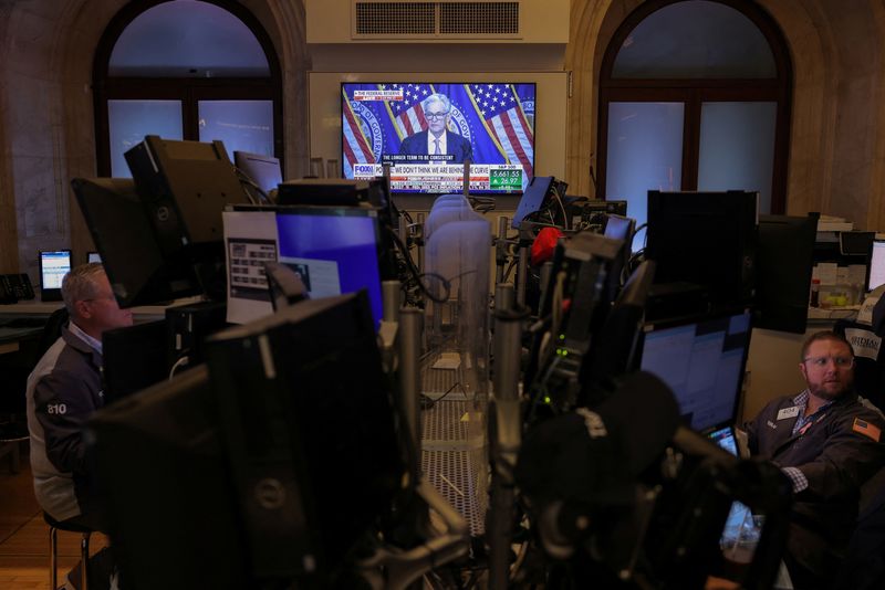 &copy; Reuters. A screen on the trading floor at The New York Stock Exchange (NYSE) displays a news conference with Federal Reserve Chair Jerome Powell, in New York City, U.S., September 18, 2024. REUTERS/Andrew Kelly/File Photo