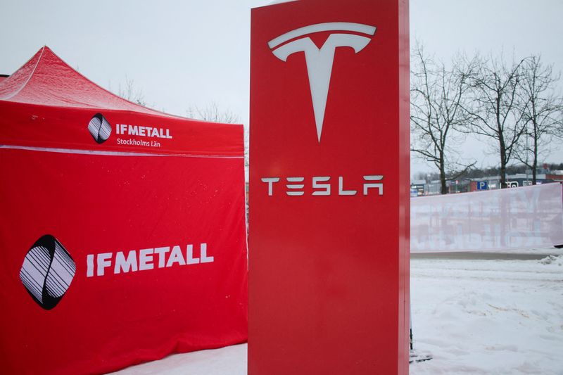 &copy; Reuters. A IF metall tent stands next to a Tesla sign as workers picket outside of a Tesla service centre in Upplands Vasby, north of Stockholm, Sweden December 15, 2023. REUTERS/Marie Mannes/File Photo