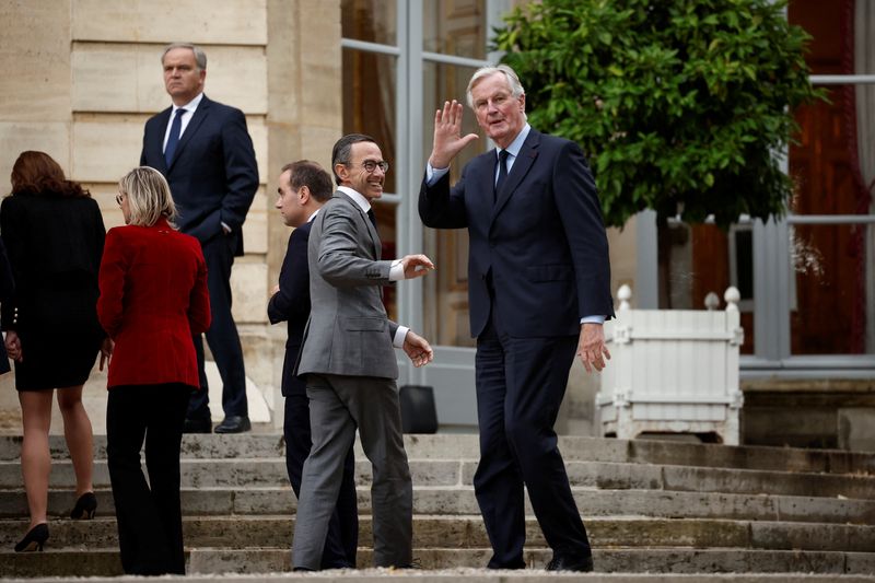 &copy; Reuters. Il primo ministro francese Michel Barnier saluta i giornalisti mentre si allontana con il ministro dell'Interno Bruno Retailleau dopo una foto di famiglia con i membri del nuovo governo durante una riunione di governo all'Hotel Matignon a Parigi, Francia,