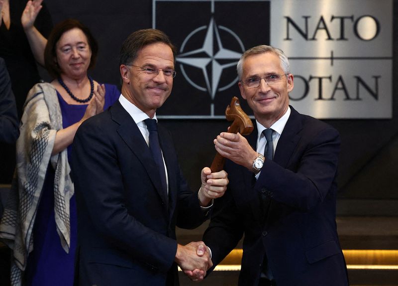 &copy; Reuters. Novo secretário-geral da Otan, Mark Rutte, cumprimenta antecessor no cargo Jens Stoltenberg na sede da aliança em Bruxelasn01/10/2024 REUTERS/Yves Herman