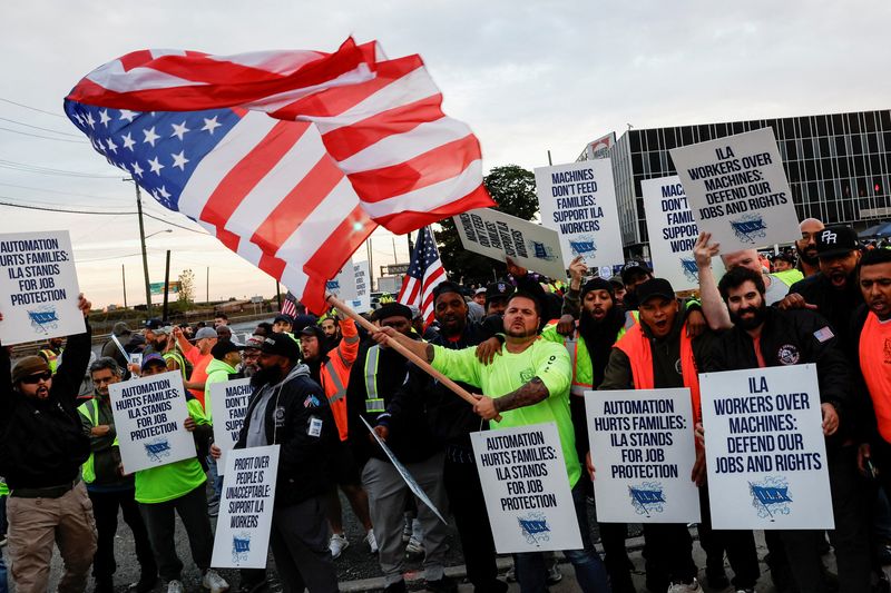 © Reuters. Members of the International Longshoremen's Association union, which represents roughly 45,000 workers, stand outside Maher Terminal on strike in Elizabeth, New Jersey, U.S., October 1, 2024. REUTERS/Shannon Stapleton