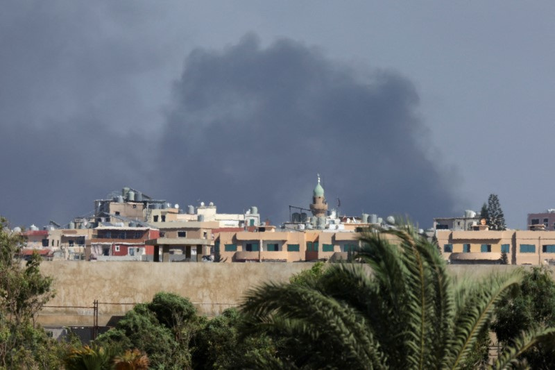 © Reuters. Smoke billows amid ongoing hostilities between Hezbollah and Israeli forces, as seen from Tyre, southern Lebanon October 1, 2024. REUTERS/Aziz Taher