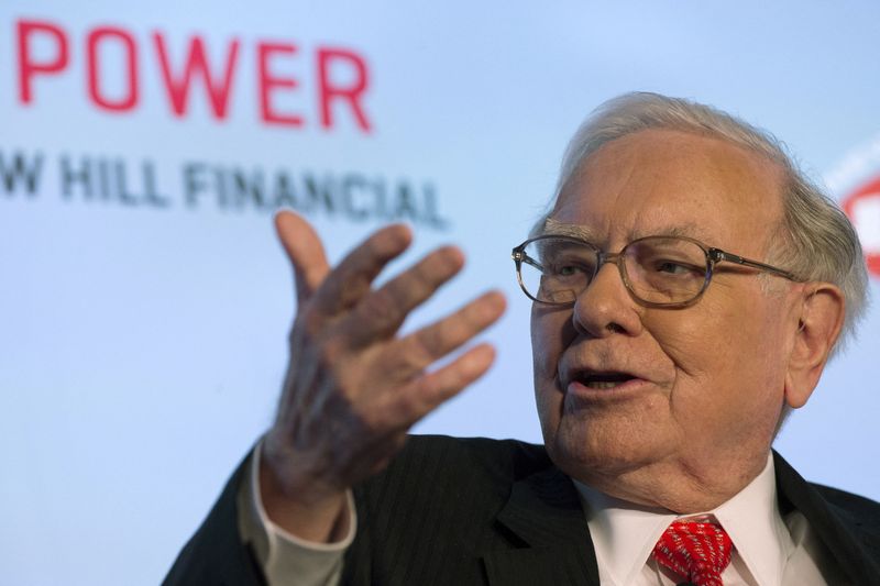 &copy; Reuters. FILE PHOTO: Warren Buffett, chief executive officer and chairman of Berkshire Hathaway Inc, speaks at a National Auto Dealers Association event in New York March 31, 2015. REUTERS/Brendan McDermid//File Photo