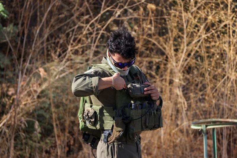 &copy; Reuters. Soldado israelense prepara seu equipamento em meio às hostilidades transfronteiriças entre Hezbollah e Israel no norte de Israeln01/10/2024 REUTERS/Jim Urquhart