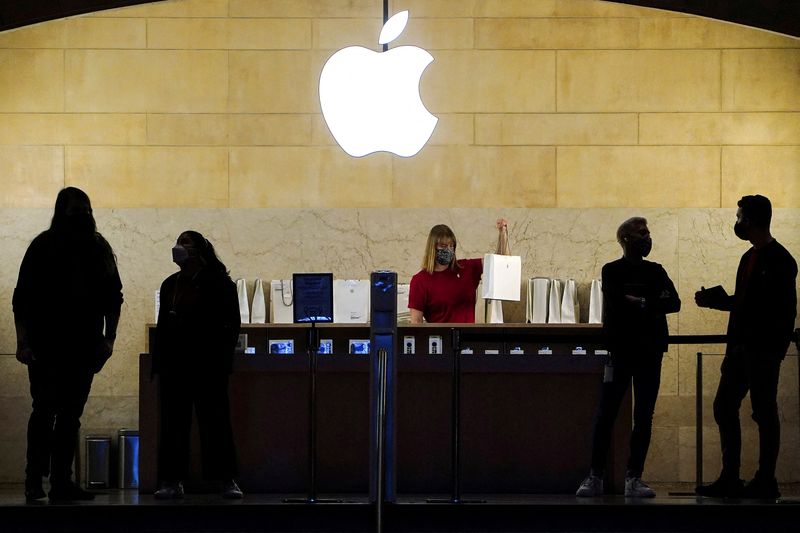 &copy; Reuters. Apple employees work in an Apple Store at the Grand Central Terminal in the Manhattan borough of New York City, New York, U.S., January 4, 2022.  REUTERS/Carlo Allegri/File Photo