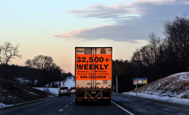 &copy; Reuters. Un autoarticolato che pubblicizza offerte di lavoro nell'industria del trasporto merci guida verso sud sulla Interstate 81 vicino a Staunton, Virginia, Stati Uniti, 22 gennaio 2022. Immagine scattata il 22 gennaio 2022. REUTERS/Evelyn Hockstein/File Photo