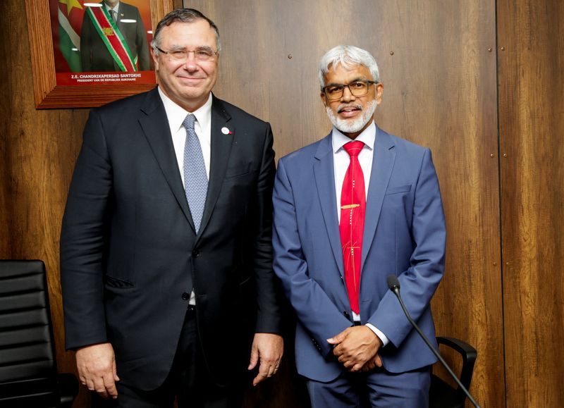 © Reuters. TotalEnergies CEO Patrick Pouyanne and Suriname state-owned oil company Staatsolie CEO Annand Jagesar pose for a photo during a press conference after France's TotalEnergies and U.S. APA Corp announced a positive investment decision for Suriname's most promising oil and gas project, Block 58, which is expected to inaugurate the nation's offshore output, in Paramaribo, Suriname October 1, 2024. REUTERS/Ranu Abhelakh