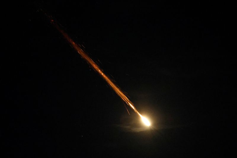 © Reuters. A rocket flies in the sky, as seen from Ashkelon, Israel, October 1, 2024 REUTERS/Amir Cohen