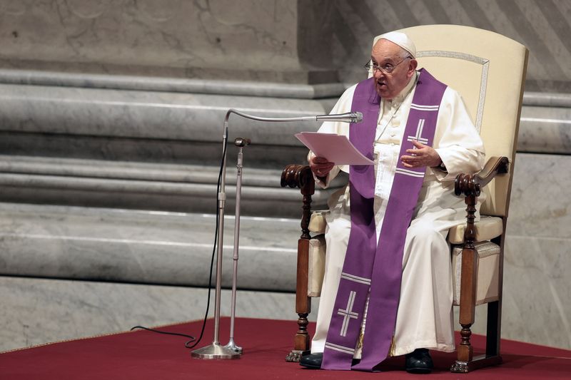 &copy; Reuters. Pope Francis presides over a vigil, ahead of the Synod of bishops, at Saint Peter's church at the Vatican, October 1, 2024. REUTERS/Remo Casilli