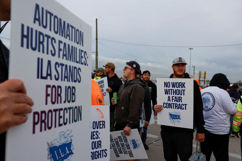 © Reuters. Members of the International Longshoremen's Association union, which represents roughly 45,000 workers, stand outside Columbia Container Services on strike in Elizabeth, New Jersey, U.S., October 1, 2024. REUTERS/Shannon Stapleton