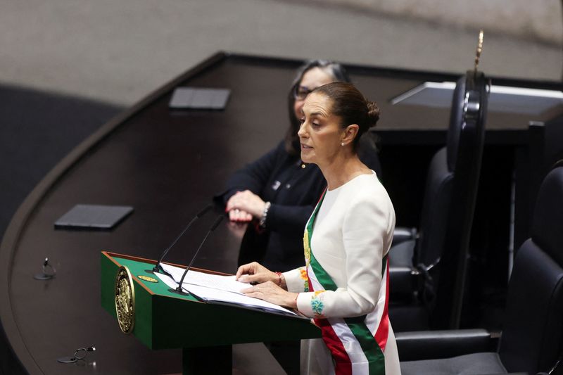 © Reuters. Mexico's new President Claudia Sheinbaum speaks during her swearing in ceremony, at the Congress, in Mexico City, Mexico October 1, 2024. REUTERS/Quetzalli Nicte-Ha