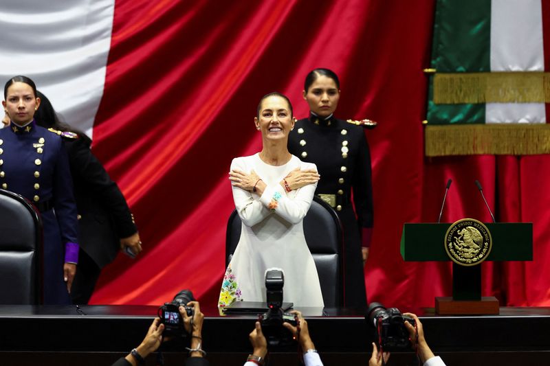 © Reuters. Mexico's President-elect Claudia Sheinbaum gestures during her swearing-in ceremony at Congress, in Mexico City, Mexico, October 1, 2024. REUTERS/Raquel Cunha