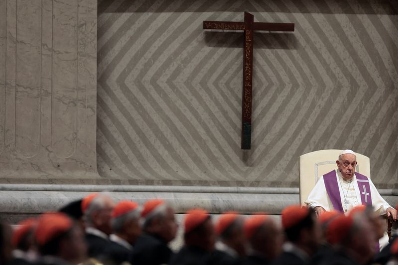 © Reuters. Pope Francis presides over a vigil ahead of the Synod of bishops, at Saint Peter's church at the Vatican, October 1, 2024. REUTERS/Remo Casilli