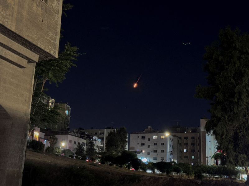 © Reuters. Projectile flies in the sky over Jordan after Iran fired a salvo of ballistic missiles at Israel, as seen from Amman, Jordan October 1, 2024. REUTERS/Jehad Shelbak