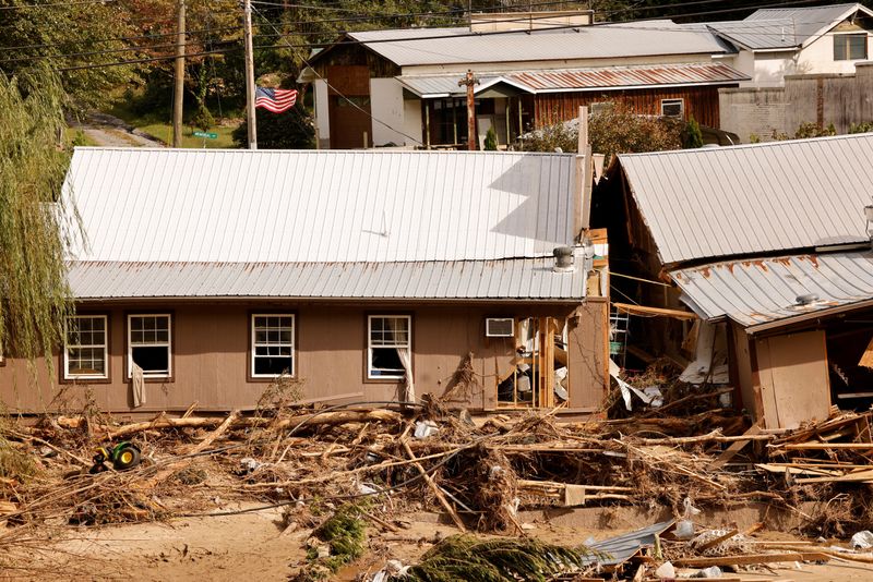 © Reuters. Destroyed buildings and debris swept away in a torrential downpour lie near the Broad River in the wake of Tropical Storm Helene in Chimney Rock, North Carolina, U.S., October 1, 2024. REUTERS/Jonathan Drake